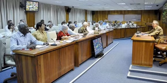 Chủ tịch Raul Castro: Cần đánh giá đúng các biện pháp điều chỉnh mô hình kinh tế ảnh 1