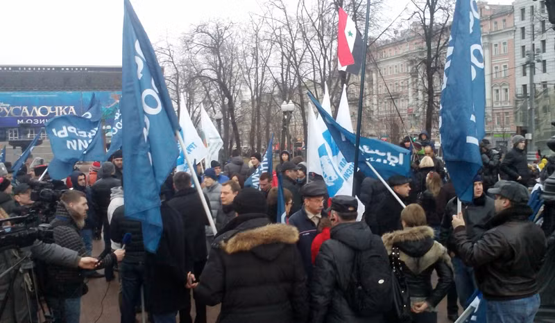 Người Moskva tuần hành ủng hộ đồng bào Nga tại Ukraine ảnh 5