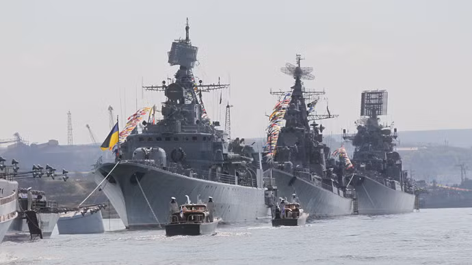 Tàu chiến Ukraine rút hàng loạt khỏi Crưm ảnh 1