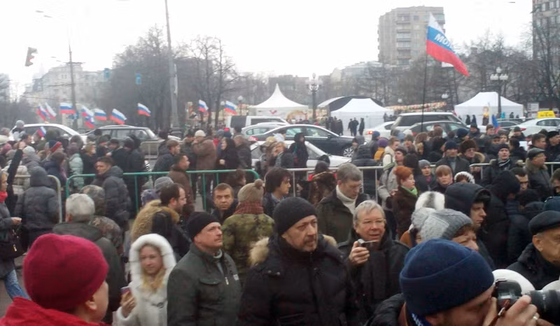 Người Moskva tuần hành ủng hộ đồng bào Nga tại Ukraine ảnh 4