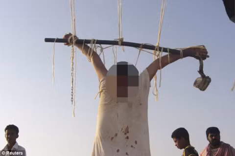 Al-Qaeda treo xác 'gián điệp Mỹ' trên sân bóng ảnh 1