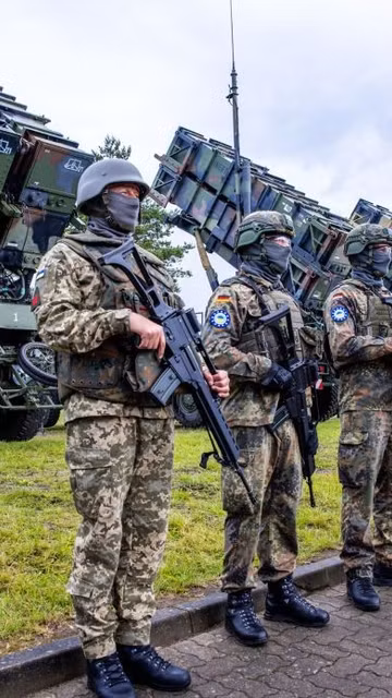 Các binh sĩ Ukraine và Đức tham gia huấn luyện vận hành hệ thống tên lửa phòng không Patriot do Mỹ sản xuất tại một thao trường quân sự ở Đức. Ảnh tư liệu: Picture Alliance