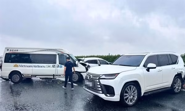 Tạm giữ hình sự lái xe ô tô Lexus gây tai nạn trên cao tốc