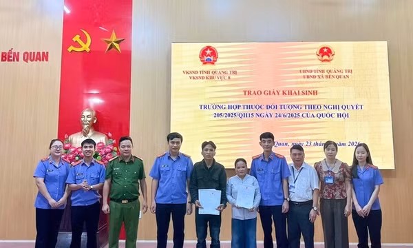 Viện kiểm sát trao Giấy khai sinh cho trẻ em dân tộc thiểu số