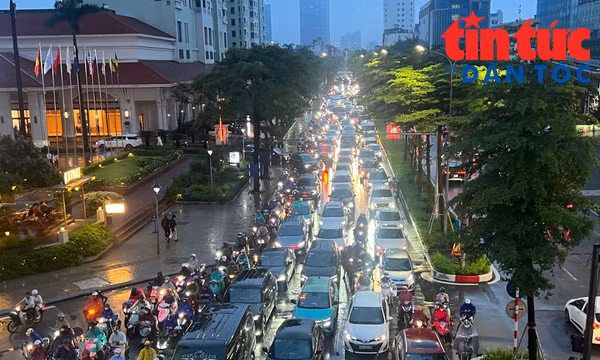 Đường Hà Nội ùn tắc, người dân ‘chôn chân’ dưới mưa