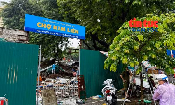 Hà Nội rào tôn chợ Kim Liên để bảo đảm phòng cháy chữa cháy.