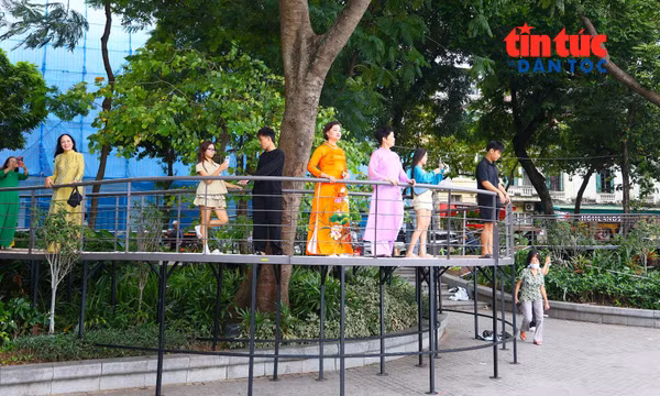 Người dân lần đầu trải nghiệm đi cầu cạn ven hồ Hoàn Kiếm