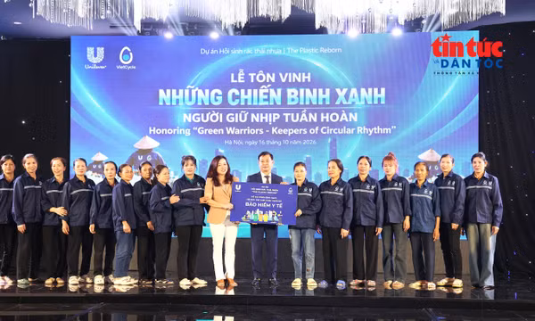 Những 'chiến binh xanh' hồi sinh rác thải nhựa