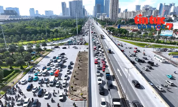 Đường Vành đai 3 trên cao thường xuyên ùn tắc vào giờ cao điểm, ngày cao điểm. Ảnh: Thế Đoàn