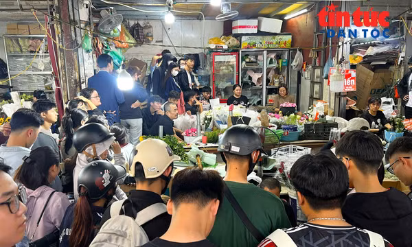 Chiều 20/10: Thợ cắm hoa làm không ngơi tay, khách xếp hàng dài chờ mua