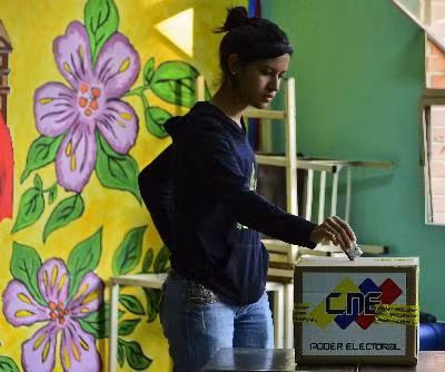Hình ảnh cử tri Venezuela đi bỏ phiếu bầu tổng thống ảnh 5