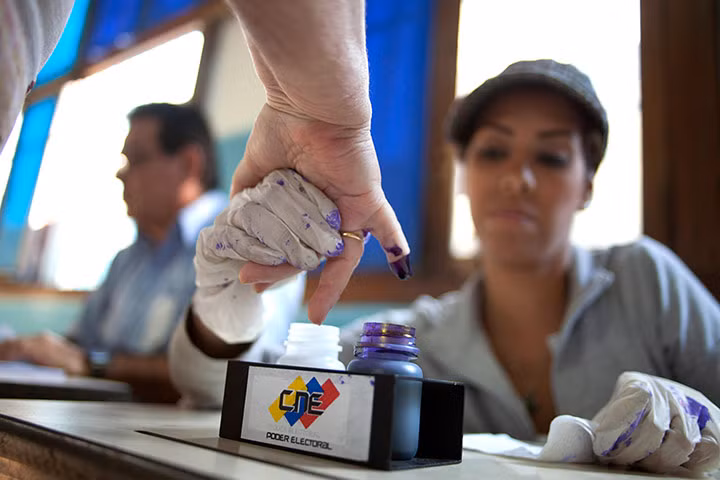Hình ảnh cử tri Venezuela đi bỏ phiếu bầu tổng thống ảnh 4