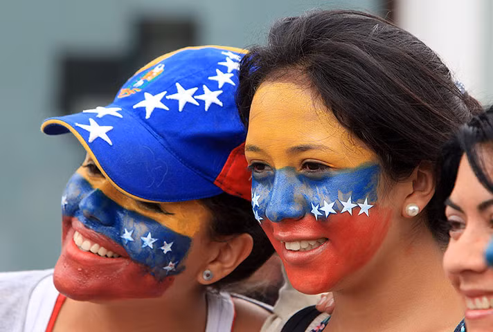 Hình ảnh cử tri Venezuela đi bỏ phiếu bầu tổng thống ảnh 10