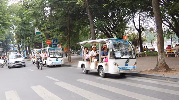 Thí điểm xe 4 bánh chạy bằng năng lượng điện, xăng phục vụ du khách ảnh 1