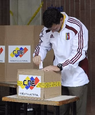 Hình ảnh cử tri Venezuela đi bỏ phiếu bầu tổng thống ảnh 6