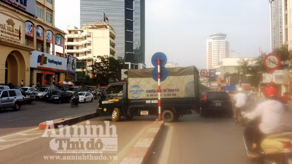 Thót tim với pha quay đầu trên cầu cạn của xe tải ảnh 1
