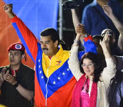 Hình ảnh cử tri Venezuela đi bỏ phiếu bầu tổng thống ảnh 1