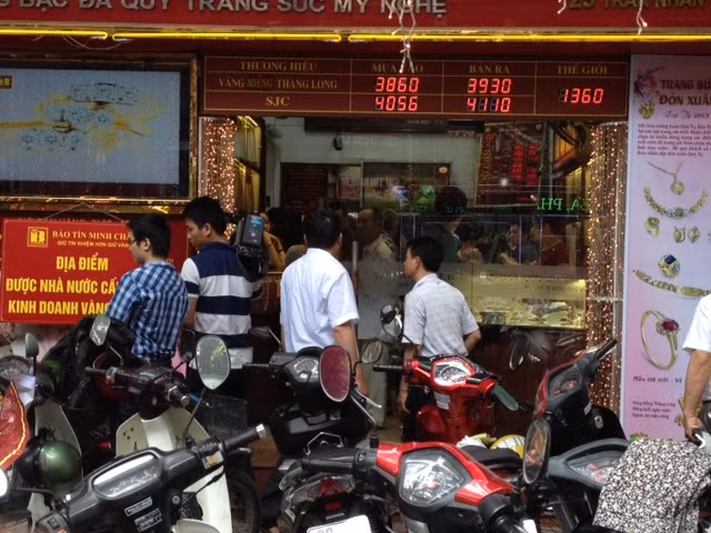 Giá vàng mua vào trong nước giảm mạnh ảnh 1