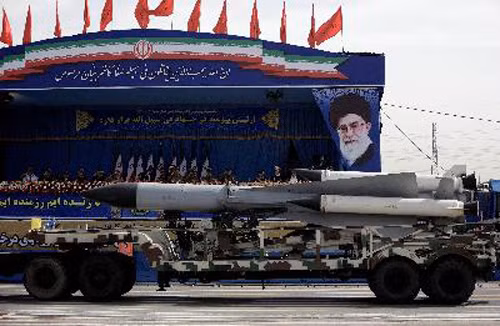 Iran diễu binh kỷ niệm ngày Quân đội ảnh 2