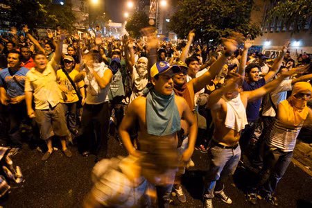 Bạo loạn ở Venezuela, hàng chục người thương vong ảnh 1