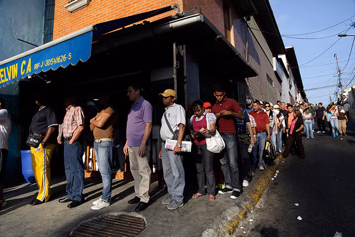 Hình ảnh cử tri Venezuela đi bỏ phiếu bầu tổng thống ảnh 14