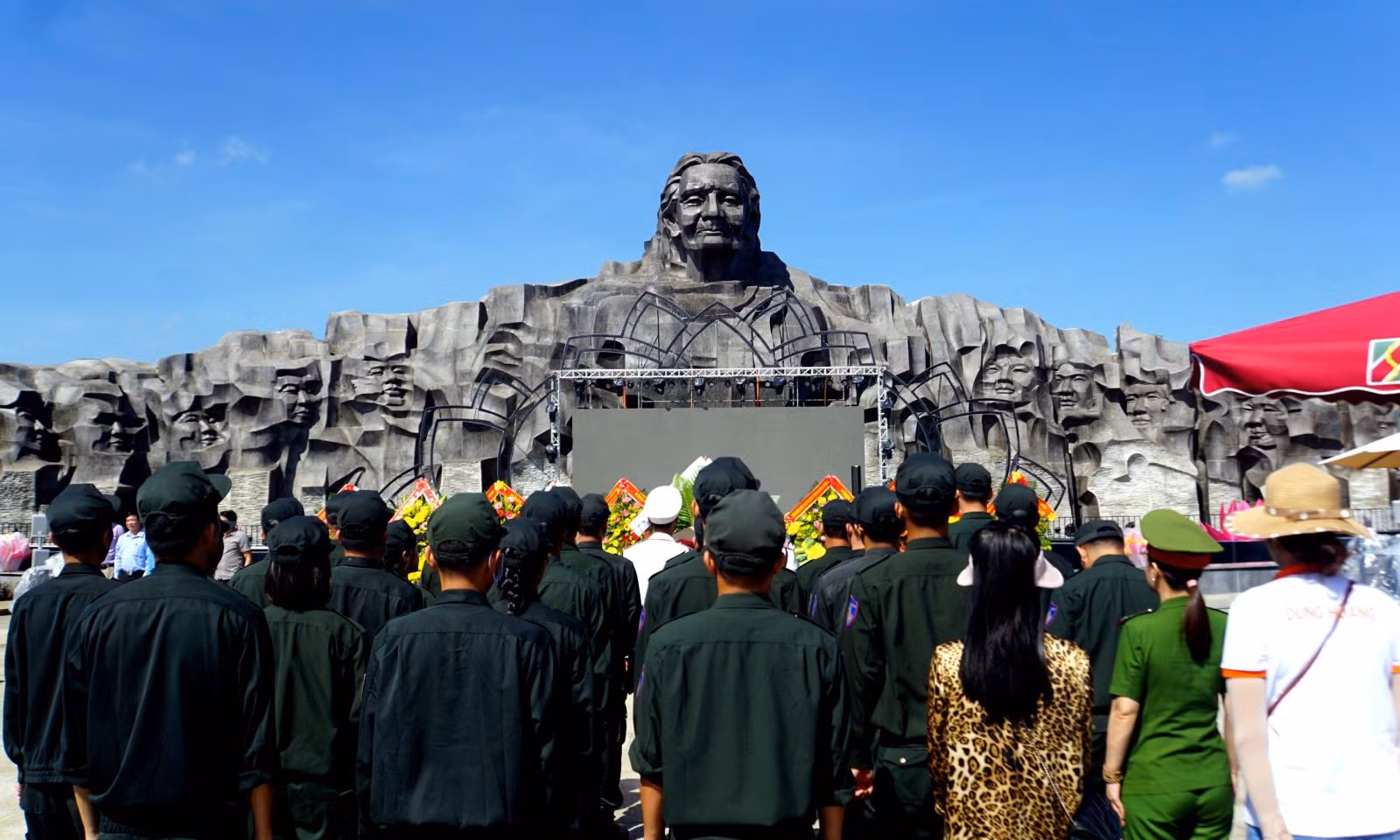 Dâng hương, hoa lên Tượng đài Mẹ Việt Nam Anh hùng (Quảng Bình).