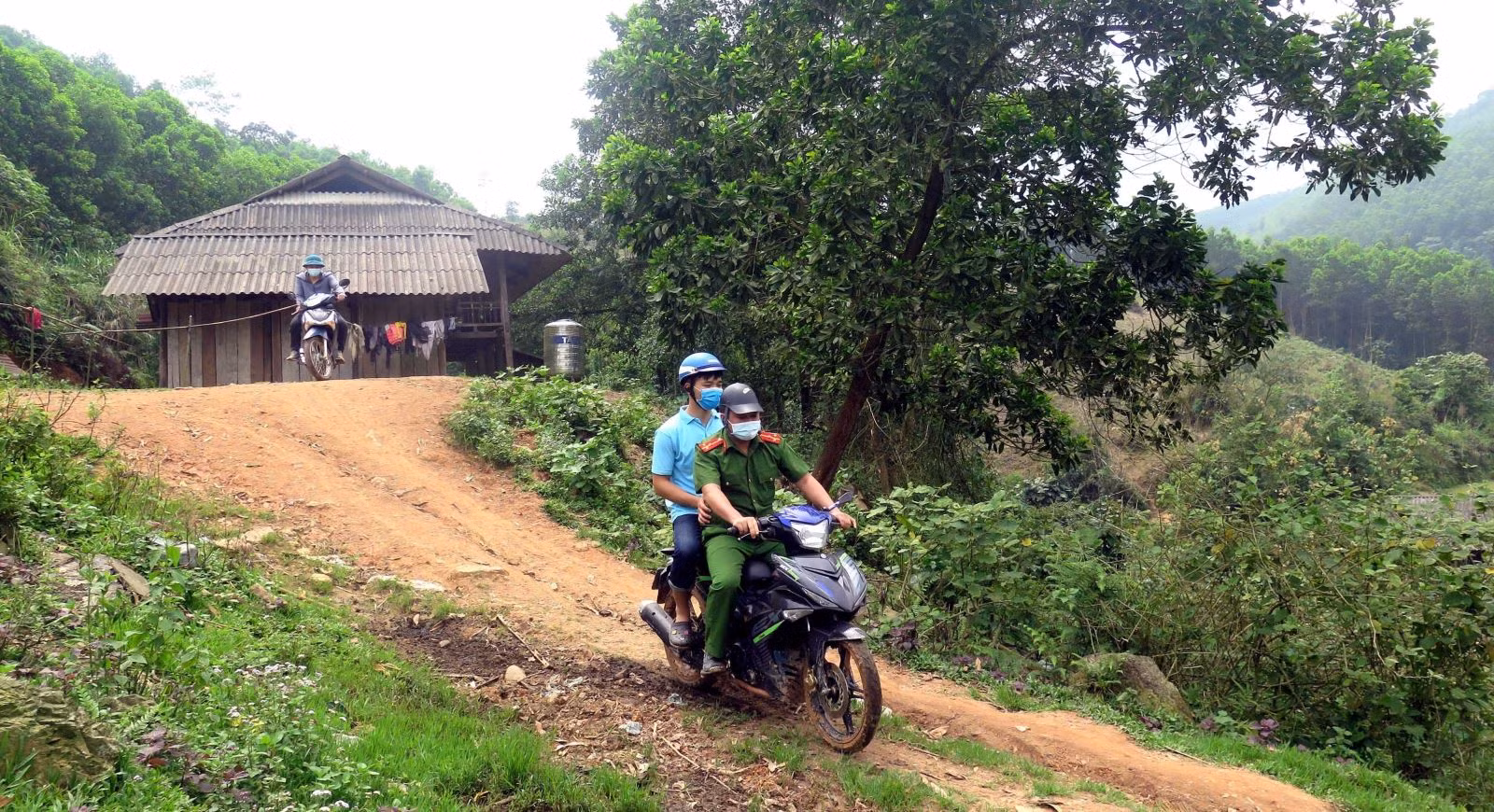 Lực lượng chức năng đi tuyên truyền để người dân hiểu và từ bỏ tổ chức bất hợp pháp Dương Văn Mình.