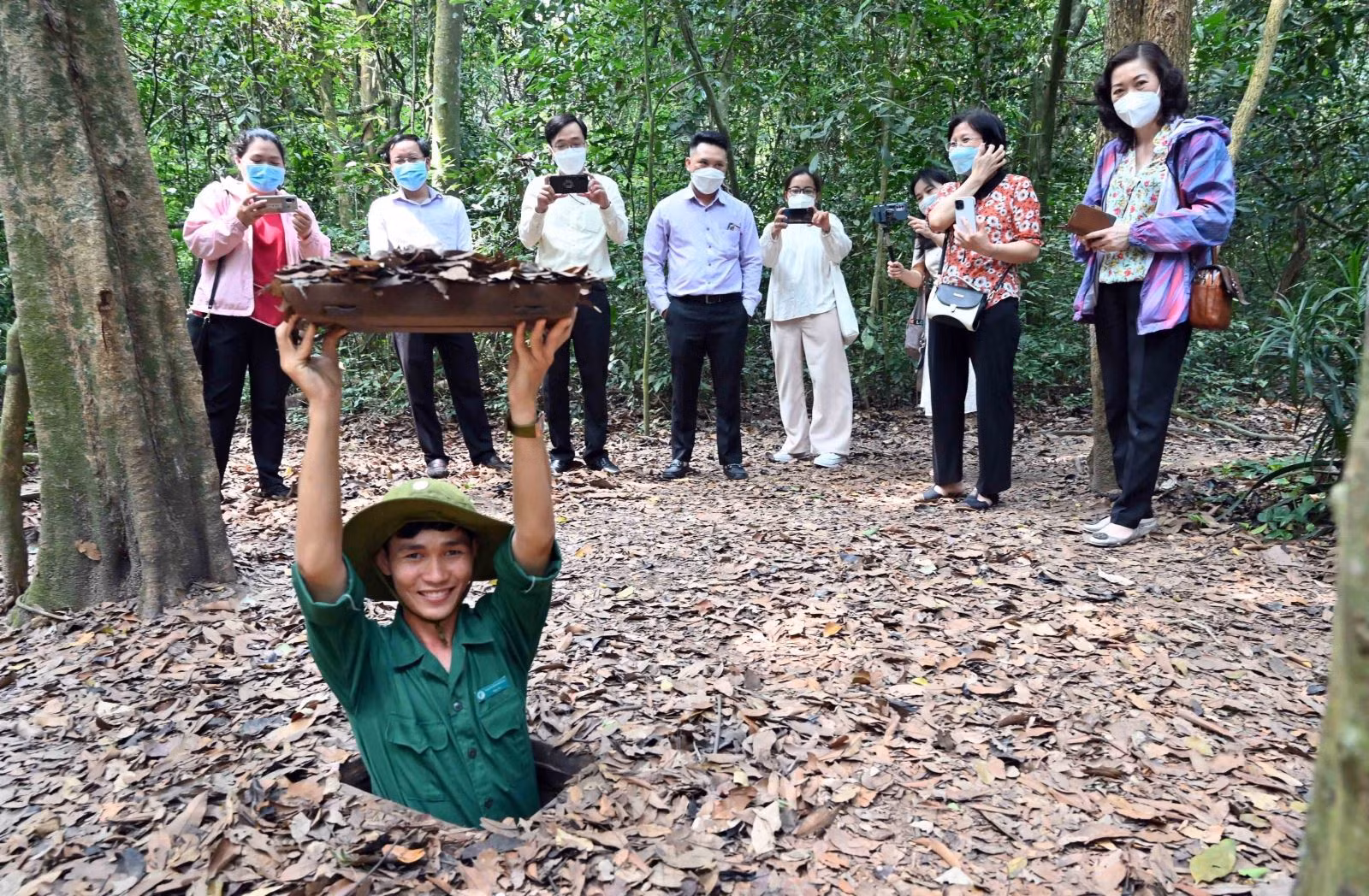Địa đạo Củ Chi - nơi ghi dấu những chiến công oanh liệt của quân và dân Củ Chi, nay là một địa điểm du lịch lịch sử nổi tiếng.