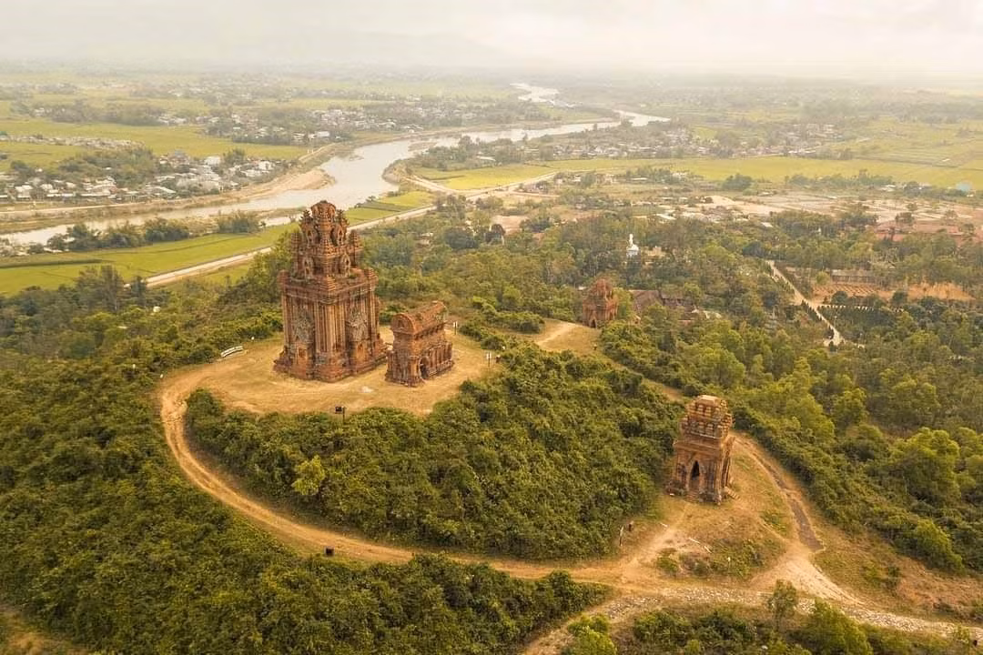 Di tích Tháp Bánh Ít, tại xã Phước Hiệp, huyện Tuy Phước, tỉnh Bình Định.