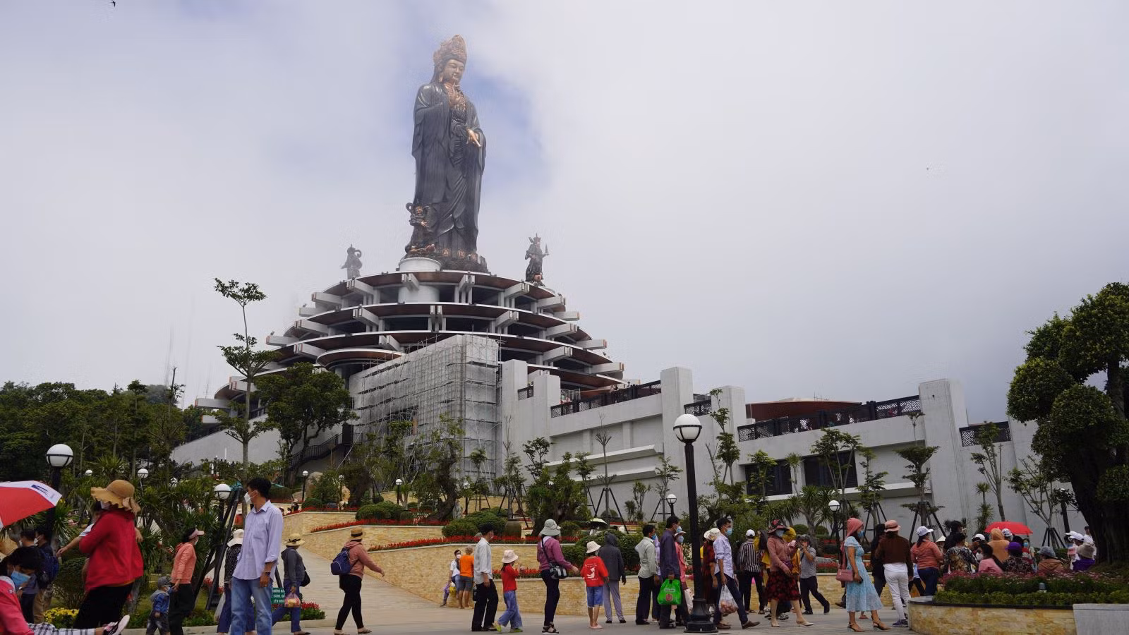 Đông đảo du khách tham quan trên đỉnh núi Bà Đen (Tây Ninh).