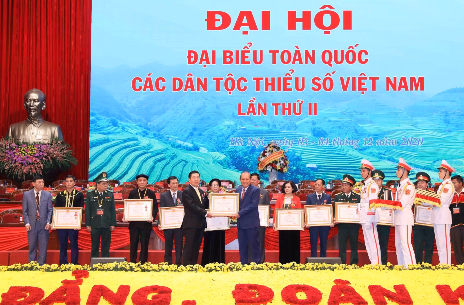 Phó Thủ tướng Thường trực Trương Hòa Bình trao Huân chương Độc lập Hạng Nhất, Nhì, Ba tặng các tập thể, cá nhân tại Đại hội đại biểu các dân tộc thiểu số Việt Nam lần thứ II, năm 2020.