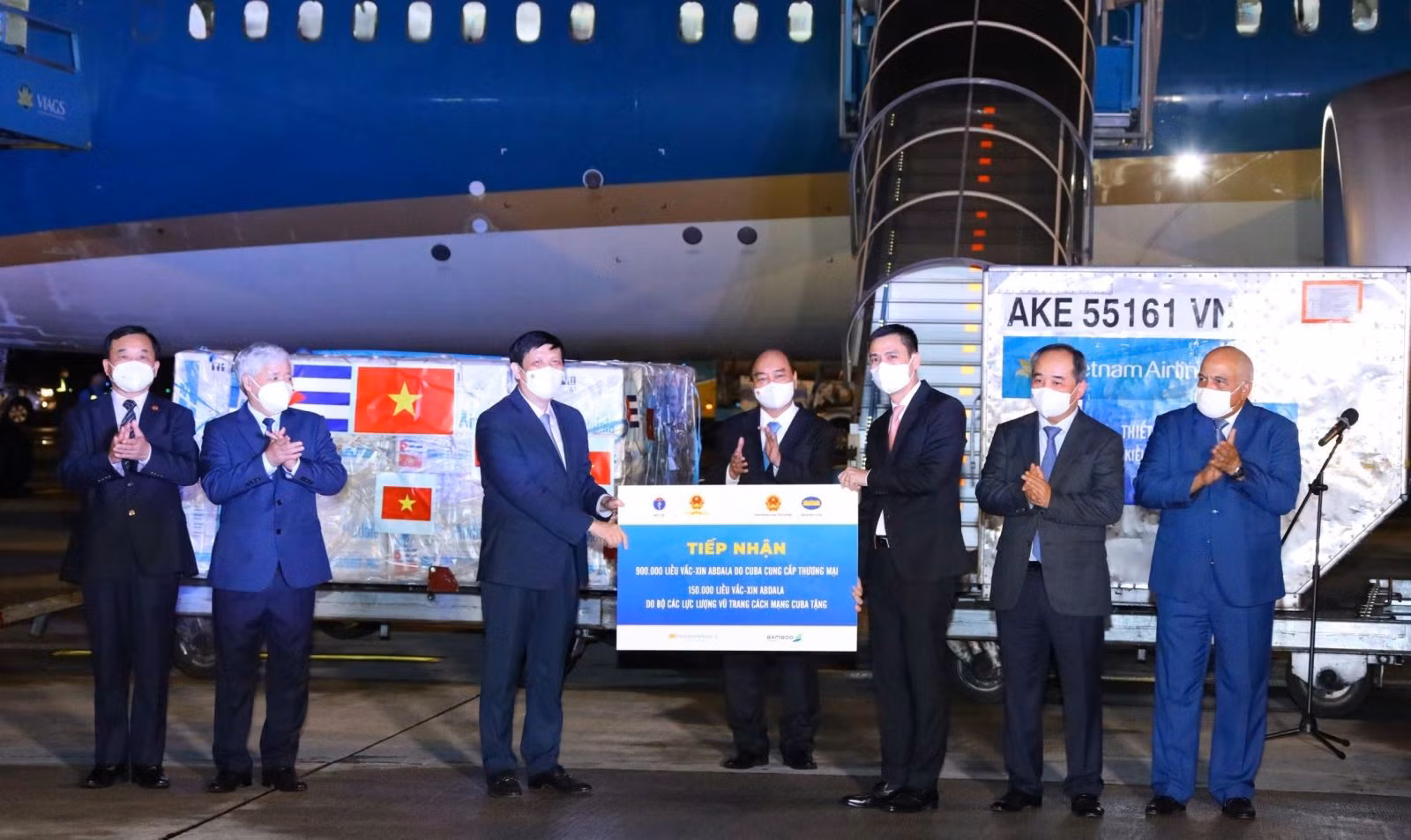 Chủ tịch nước Nguyễn Xuân Phúc chứng kiến lễ tiếp nhận tượng trưng 1,05 triệu liều vaccine Abdala của Cuba, tối 25/9/2021, tại sân bay quốc tế Nội Bài (Hà Nội).
