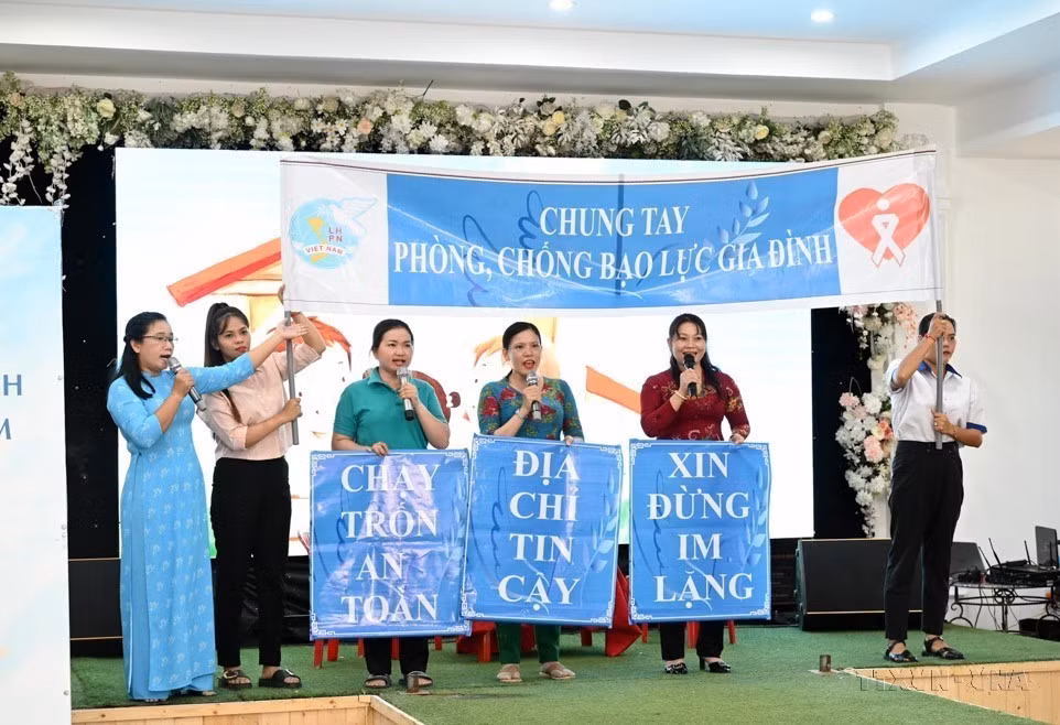 Tiết mục giao lưu sáng kiến truyền thông với chủ đề Xây dựng gia đình hạnh phúc “5 không, 3 sạch”, “5 có, 3 sạch” vun đắp giá trị gia đình.
