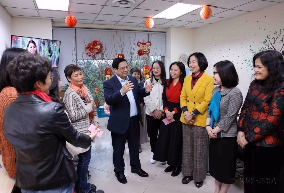 Thủ tướng Phạm Minh Chính động viên, chúc mừng năm mới phóng viên, biên tập viên Ban biên tập tin Thế giới, chiều 9/2/2024 (30 Tết).