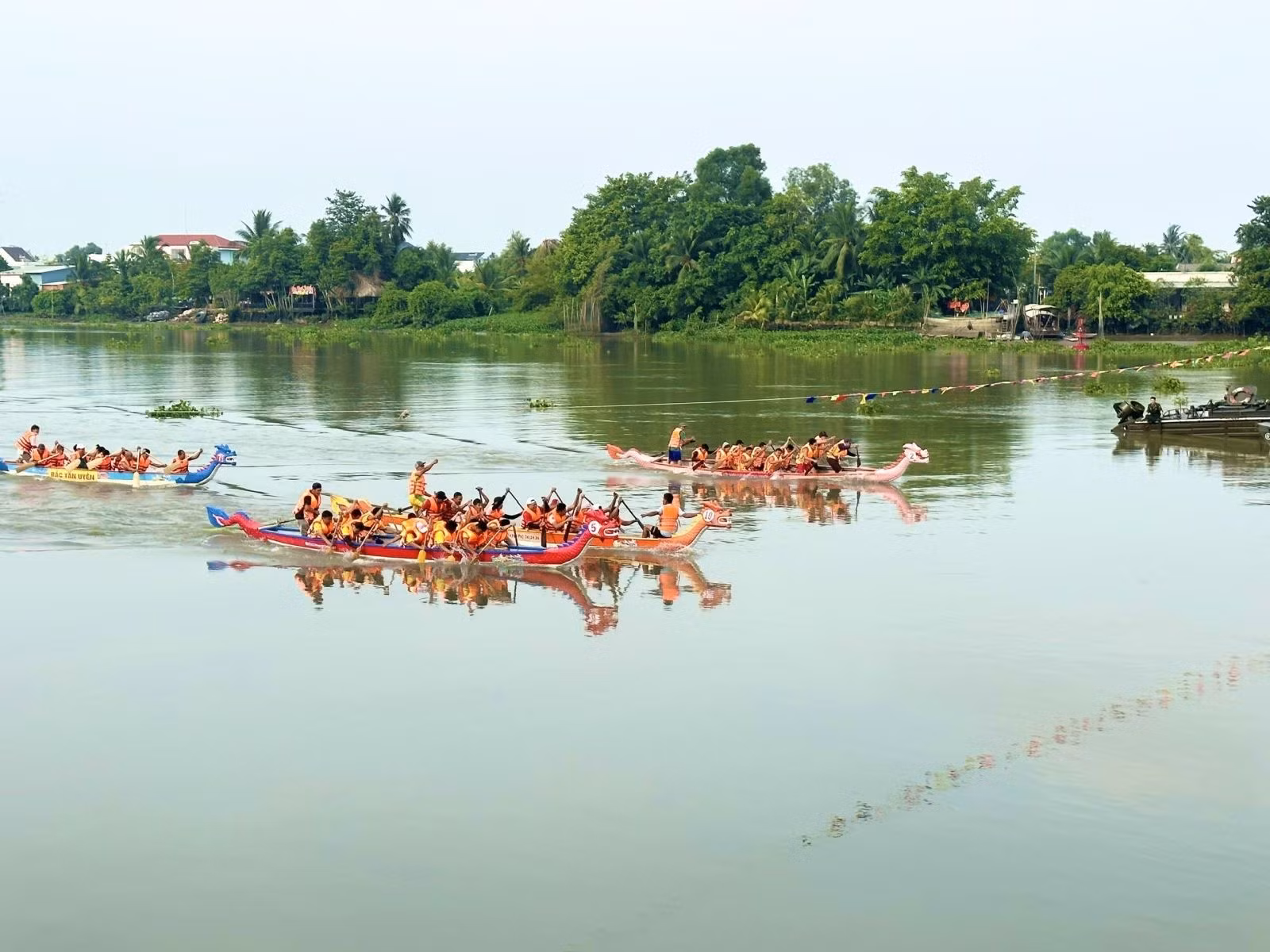Giải đua thuyền truyền thống Bình Dương mở rộng 2023 diễn ra sôi nổi trên sông Sài Gòn.