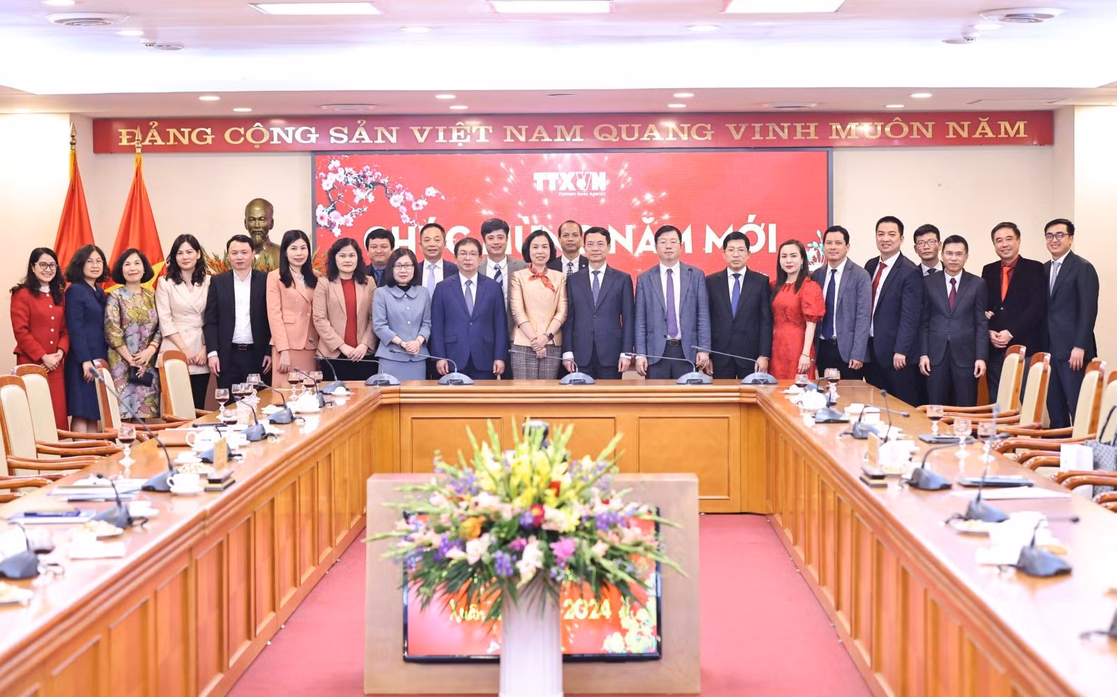 Bộ trưởng Bộ Thông tin và Truyền thông Nguyễn Mạnh Hùng đến làm việc với cán bộ chủ chốt của Thông tấn xã Việt Nam, tháng 2/2024.