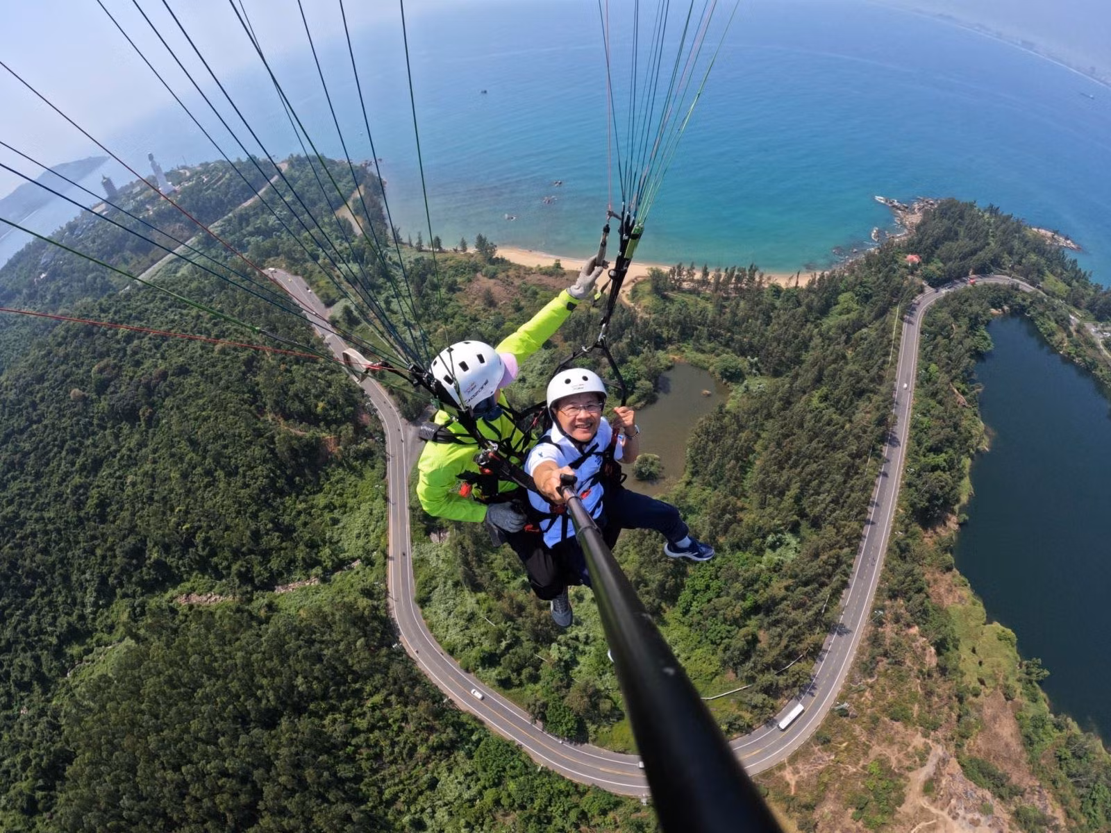 Du khách trải nghiệm bay dù lượn không động cơ trên bán đảo Sơn Trà (Đà Nẵng).