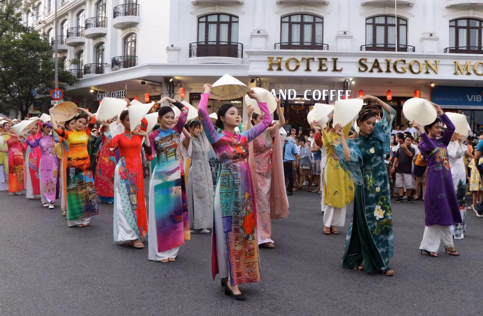 Tà áo dài Việt Nam trên các tuyến phố chính của thành phố Huế, trong khuôn khổ Tuần lễ Festival Huế 2022.