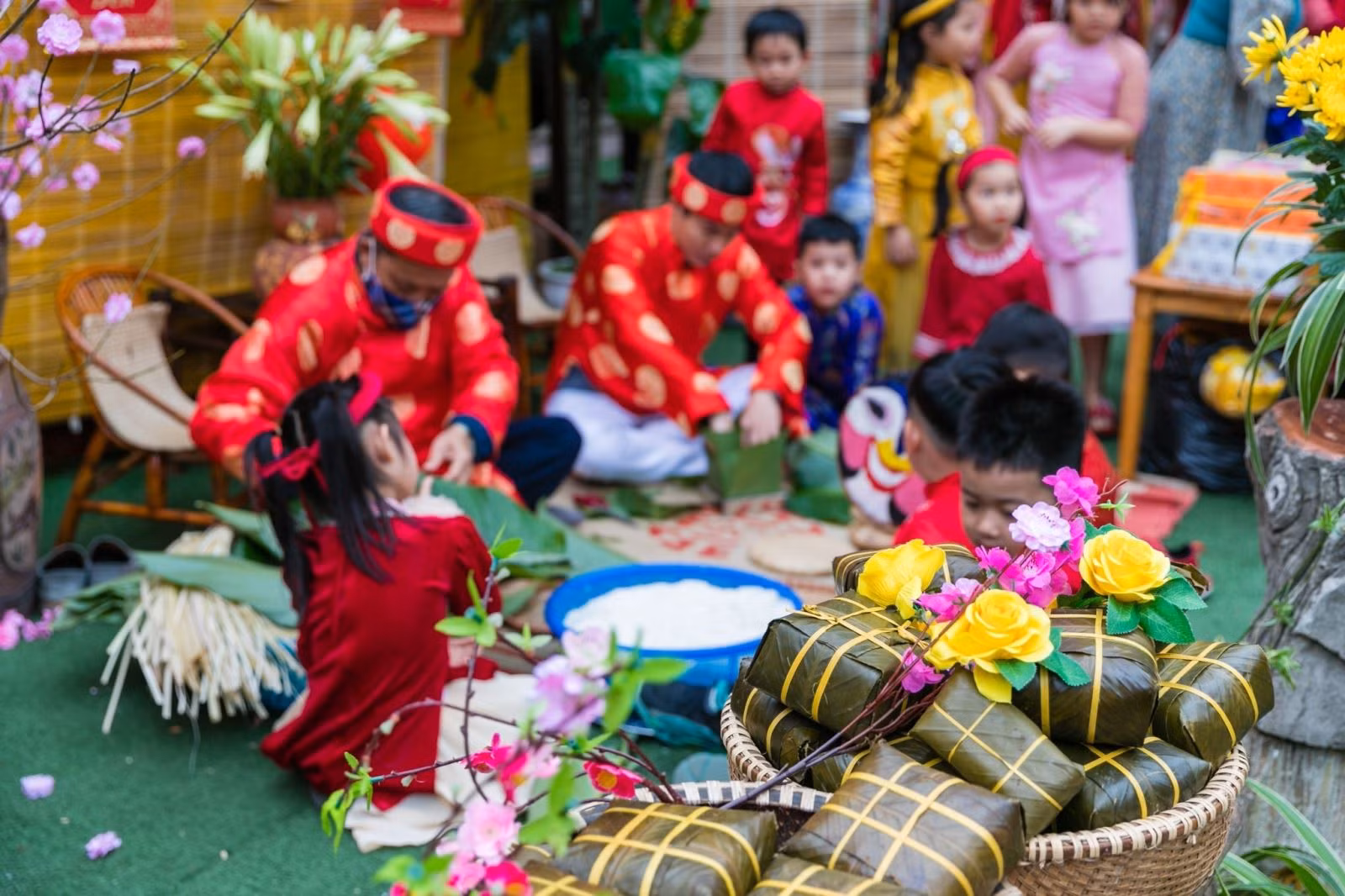 Bánh chưng là món không thể thiếu trên bàn thờ gia tiên ngày Tết.