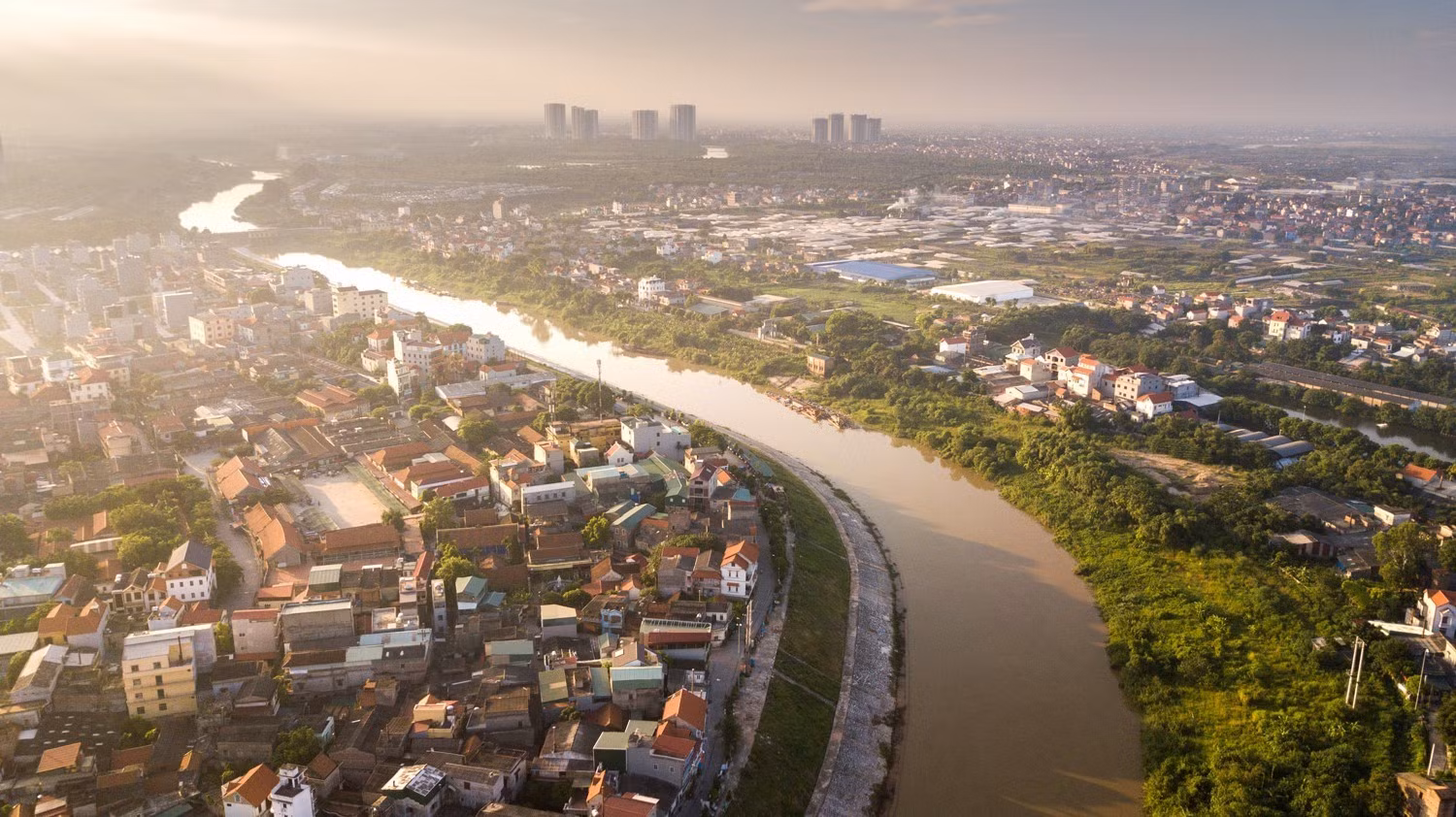 Nằm bên bờ tả ngạn sông Hồng, làng cổ Bát Tràng là làng nghề truyền thống nổi tiếng và lâu đời nhất ở Việt Nam về các sản phẩm từ gốm sứ.