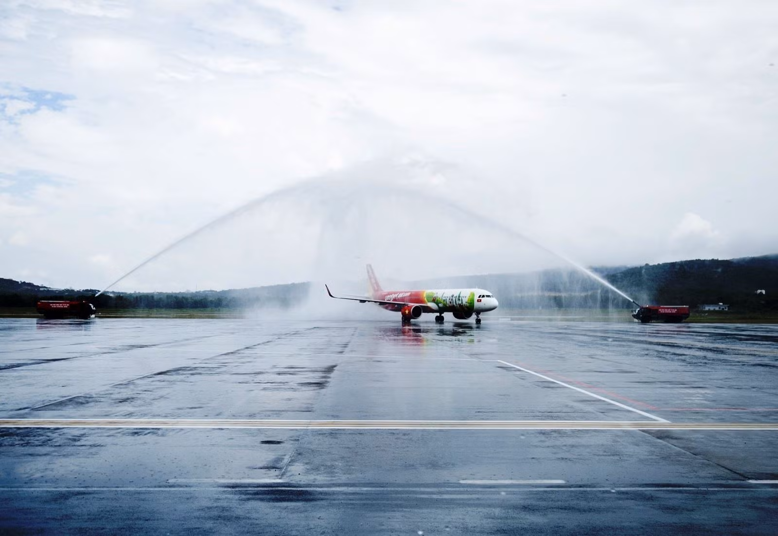 Nghi thức phun vòi rồng chào đón chuyến bay đưa đoàn khách du lịch quốc tế đầu tiên đến với Phú Quốc trong giai đoạn bình thường mới.