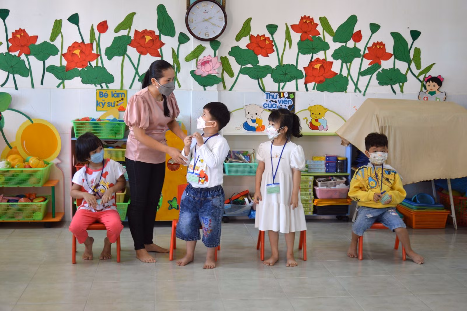 Trẻ đến lớp học trực tiếp tại Trường Mầm non Hồng Gấm (thành phố Cao Lãnh, tỉnh Đồng Tháp).