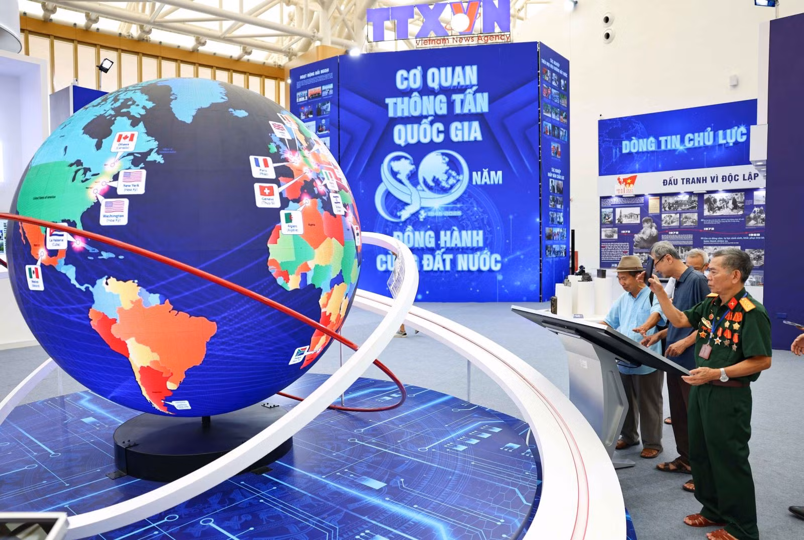 Khách tham quan trải nghiệm các ứng dụng công nghệ của Thông tấn xã Việt Nam (TTXVN) tại Triển lãm thành tựu Đất nước với chủ đề "80 năm Hành trình Độc lập - Tự do - Hạnh phúc".
