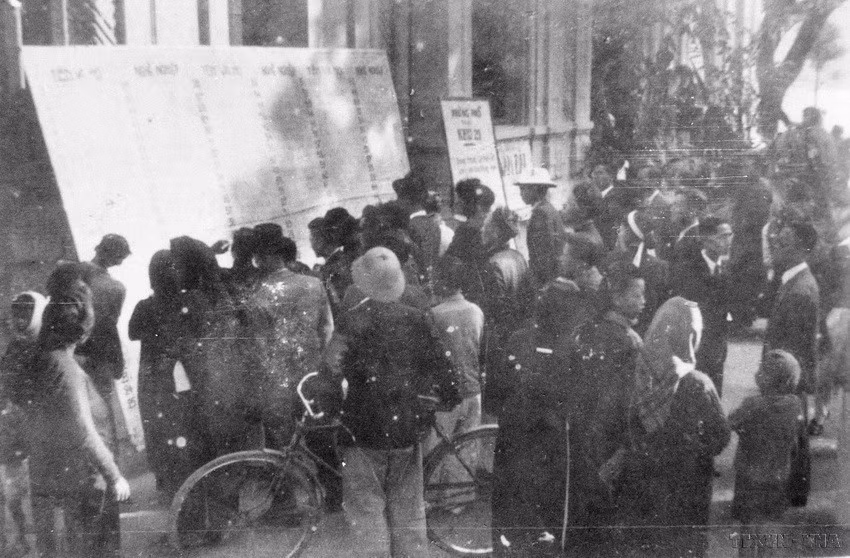 Cử tri Thủ đô xem danh sách, tiểu sử các đại biểu ra ứng cử (1946).