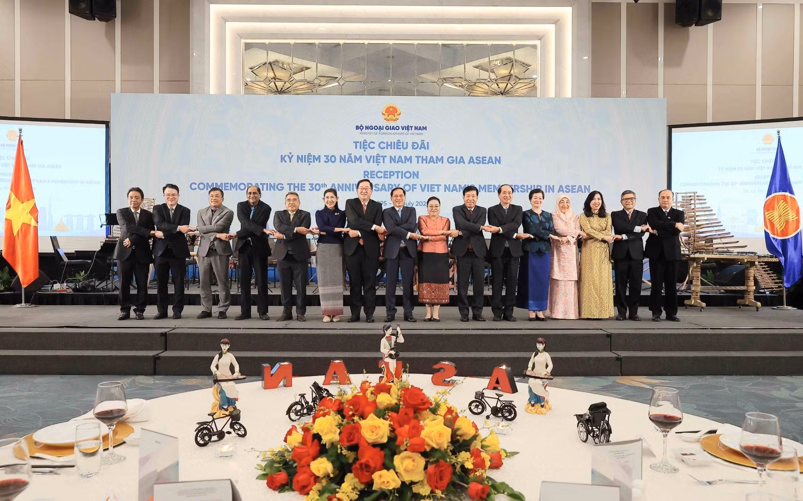 Tối 28/7/2025, tại Hà Nội, Bộ Ngoại giao tổ chức kỷ niệm 30 năm Ngày Việt Nam gia nhập ASEAN (28/7/1995 - 28/7/2025).