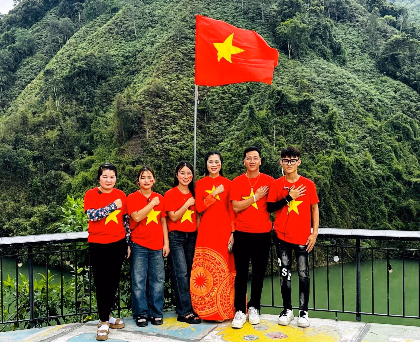 Người dân vùng cao Hà Giang mang trang phục cờ đỏ sao vàng chụp ảnh mừng đại lễ 50 thống nhất đất nước.