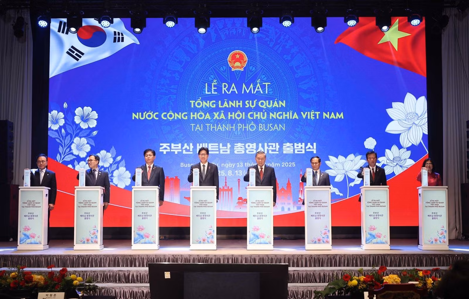 Tổng Bí thư Tô Lâm và các đại biểu thực hiện nghi thức ra mắt Tổng Lãnh sự quán Việt Nam tại thành phố Busan (Hàn Quốc, 13/8/2025).