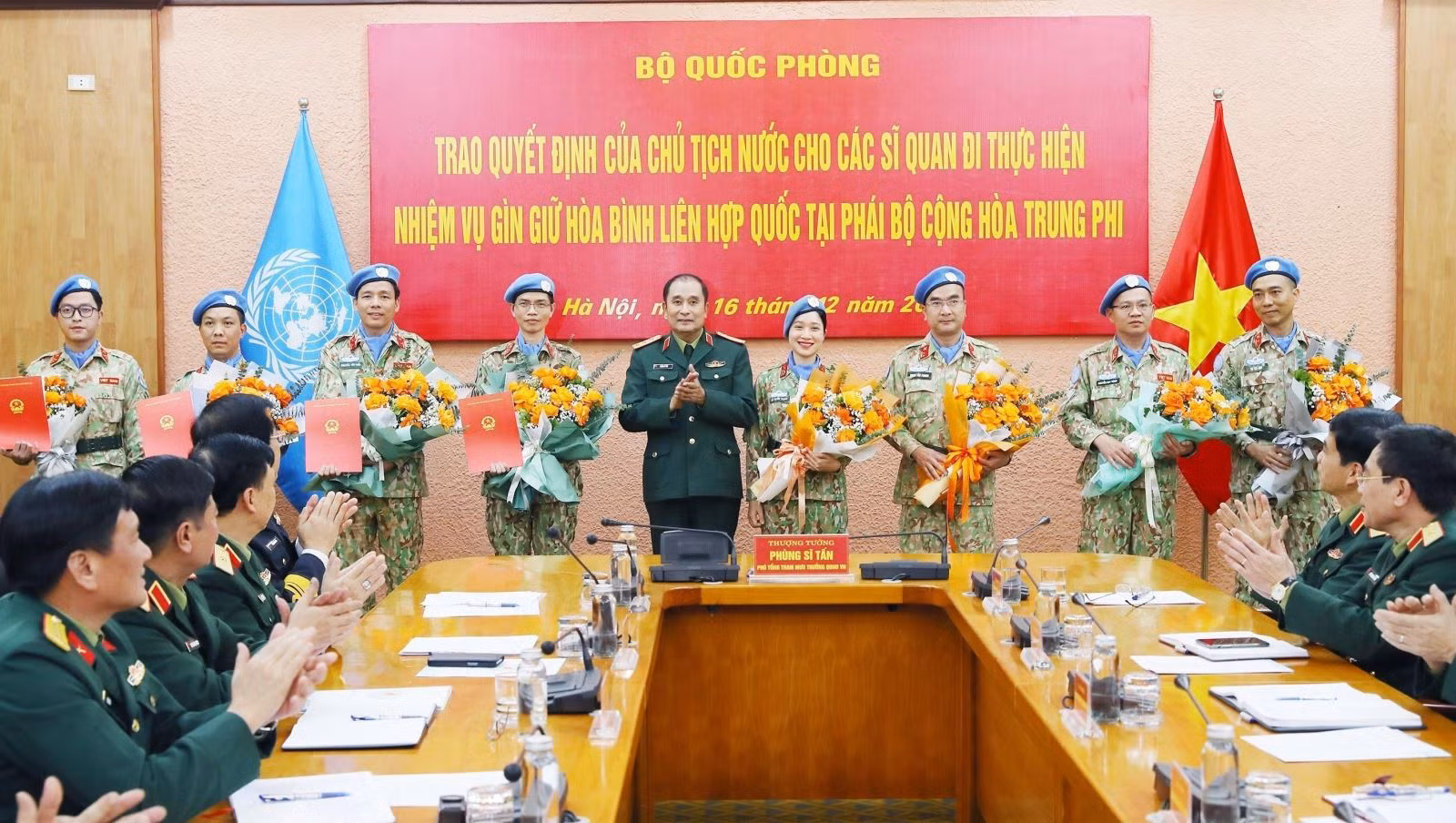 Chiều 16/12/2022, tại Hà Nội, Bộ Quốc phòng tổ chức trao Quyết định của Chủ tịch nước cho 4 sĩ quan đi thực hiện nhiệm vụ gìn giữ hòa bình Liên hợp quốc tại Phái bộ Cộng hòa Trung Phi và tổng kết nhiệm kỳ của 4 sĩ quan thực hiện nhiệm vụ tại Trung Phi và Nam Sudan.