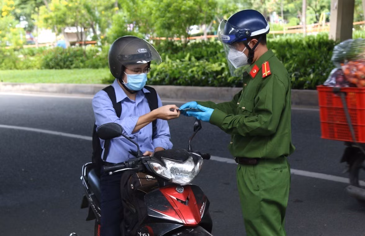 Lực lượng chức năng kiểm tra trên tuyến đường nối phường An Phú với phường Thảo Điền, thành phố Thủ Đức.