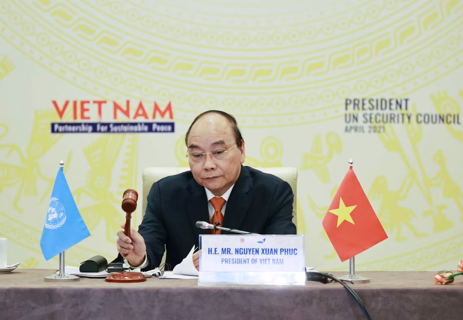 Tối 19/4/2021 (theo giờ Hà Nội), tại Hà Nội, trên cương vị Chủ tịch Hội đồng Bảo an Liên hợp quốc tháng 4/2021, Chủ tịch nước Nguyễn Xuân Phúc chủ trì Phiên thảo luận mở Cấp cao về chủ đề “Tăng cường hợp tác giữa Liên hợp quốc và các tổ chức khu vực trong thúc đẩy xây dựng lòng tin và đối thoại trong ngăn ngừa, giải quyết xung đột” theo hình thức trực tuyến.